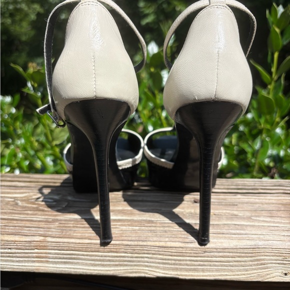 Ralph Lauren Black and Cream Heels with Elegant Design - Picture 3 of 4